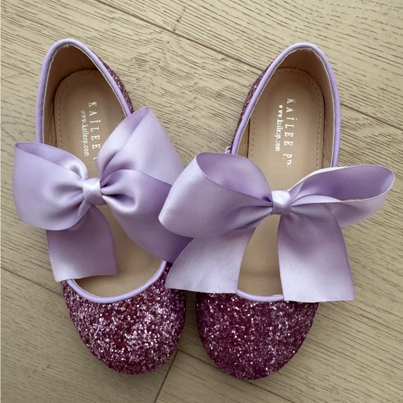 Kailee P.
Girls Rock Glitter Mary Jane Ballet Flats with Satin Bow
Size 11 - Picture 8 of 8